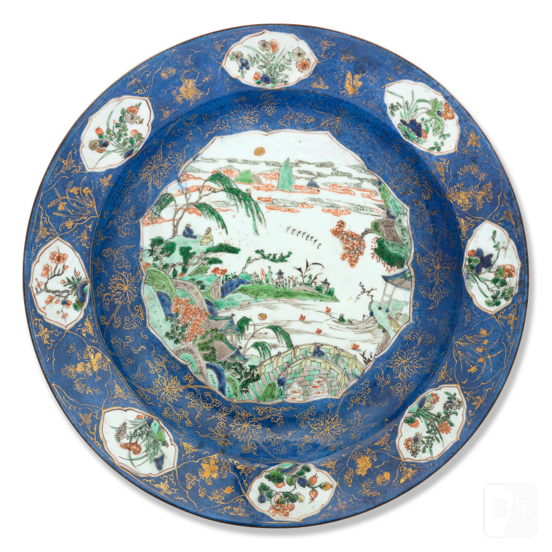 清康熙 灑藍地開光粉彩人物亭臺圖盤 | A LARGE POWDER-BLUE-GROUND FAMILLE-VERTE 'LANDSCAPE' DISH - 图3